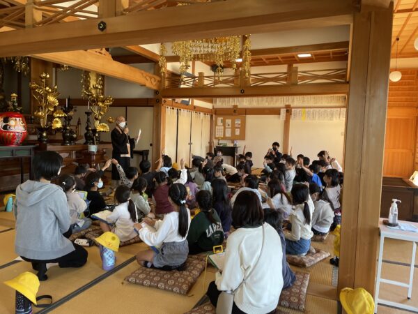 子供がお寺に来山