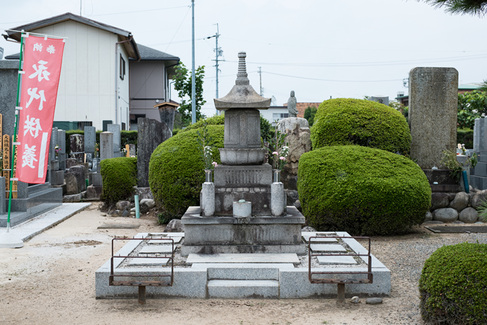 覚明霊神の慰霊碑