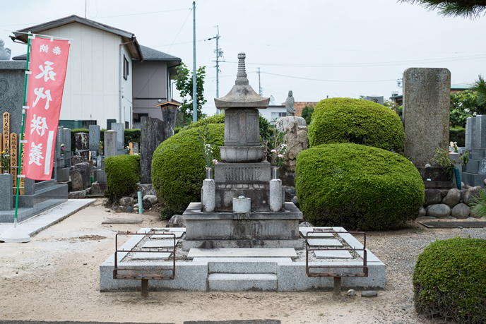 覚明霊神の慰霊碑